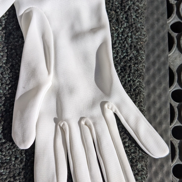 Vintage white ladies gloves - Picture 3 of 6